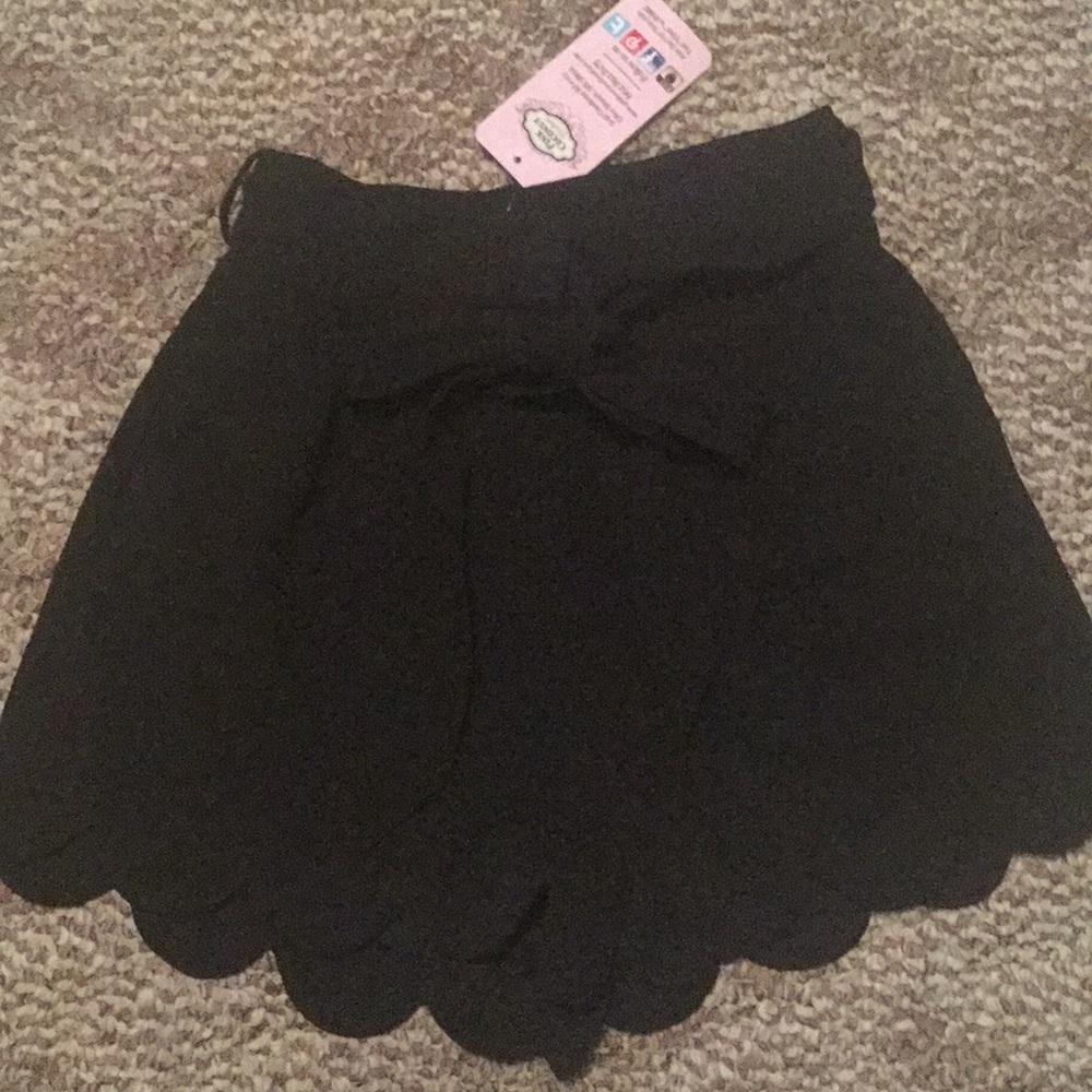 NWT Black scallop shorts